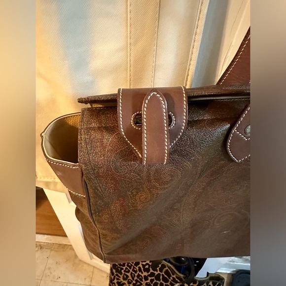 Authentic Extremely Large Etro leather shoulder bag. - Picture 6 of 14